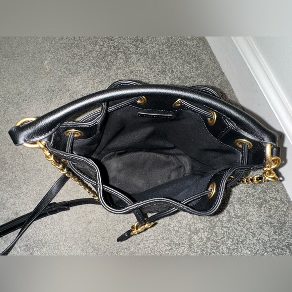 Tory Burch

Fleming Soft Mini Bucket Bag - Picture 3 of 4